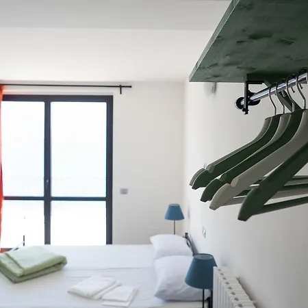 Vandrerhjem Lake Como Beach Hostel