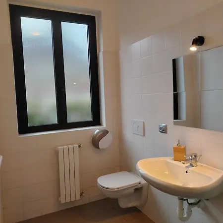 Lake Como Beach Hostel אכסניה דומאסו