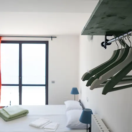 Lake Como Beach Hostel אכסניה *