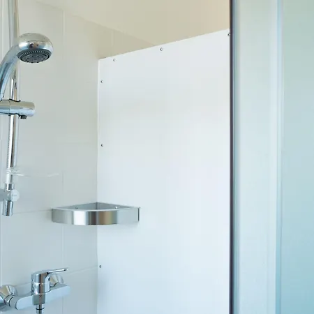 Lake Como Beach Hostel אכסניה