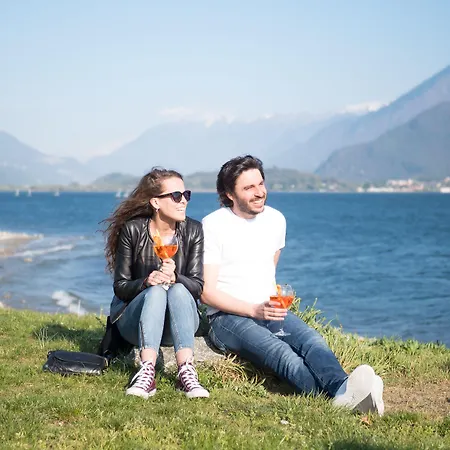 Lake Como Beach Hostel אכסניה