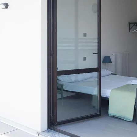 Lake Como Beach Hostel דומאסו