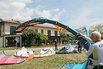 Lake Como Beach Hostel אכסניה *