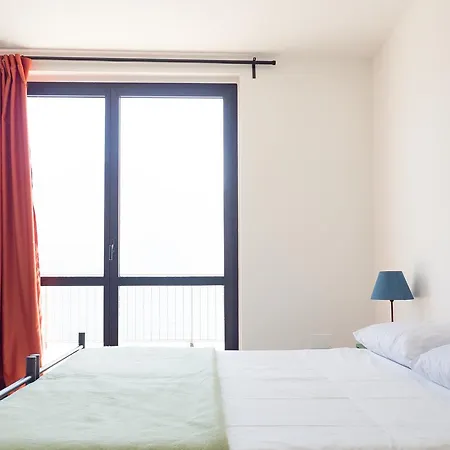 Lake Como Beach Hostel דומאסו