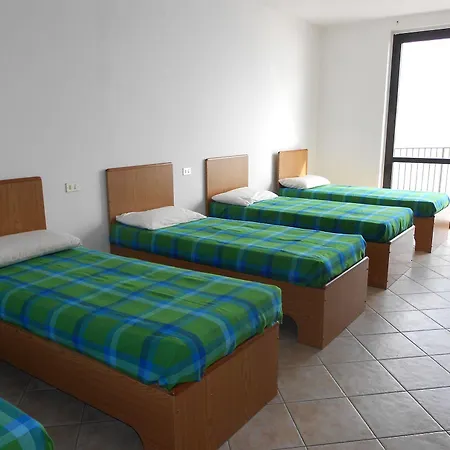 Lake Como Beach Hostel אכסניה *
