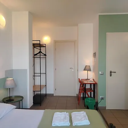 Lake Como Beach Hostel 도마소