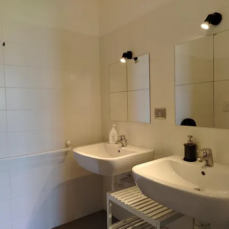 Lake Como Beach Hostel 호스텔