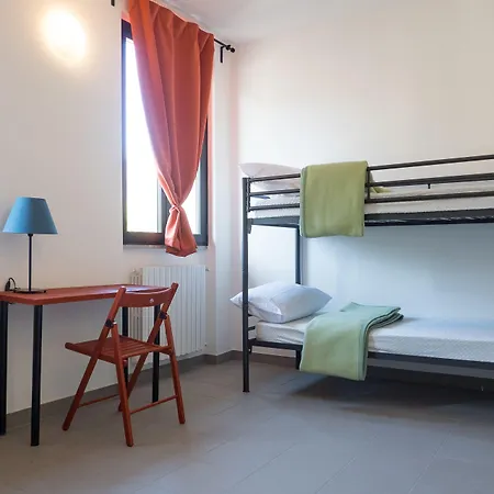 Lake Como Beach Hostel 호스텔 *