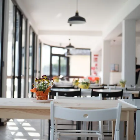 Lake Como Beach Hostel * 도마소