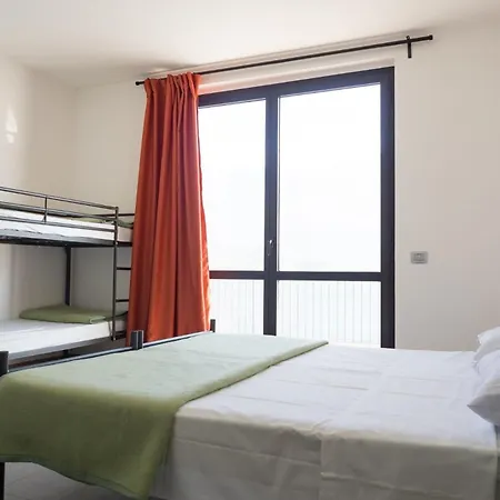 Lake Como Beach Hostel * 도마소