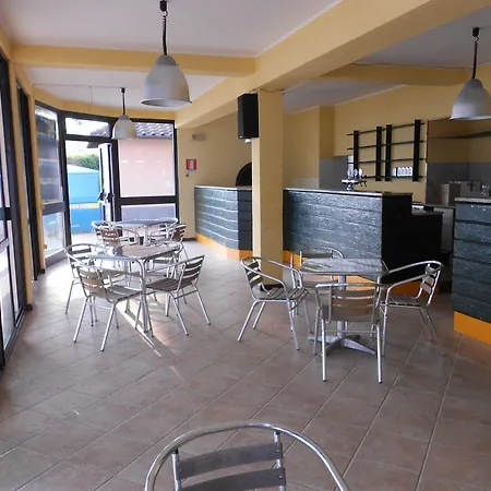 Lake Como Beach Hostel 도마소